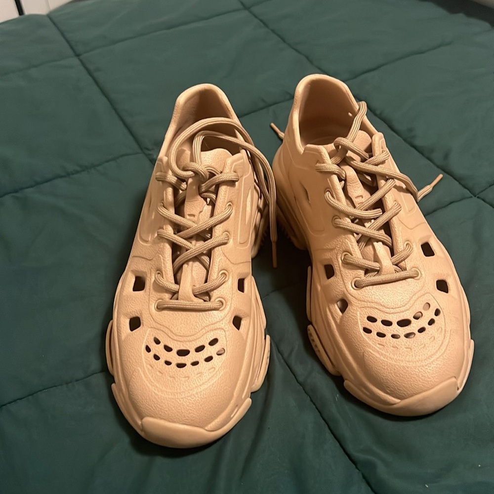 ⭐️MAKE ME AN OFFER❤️ Steve Madden size 6